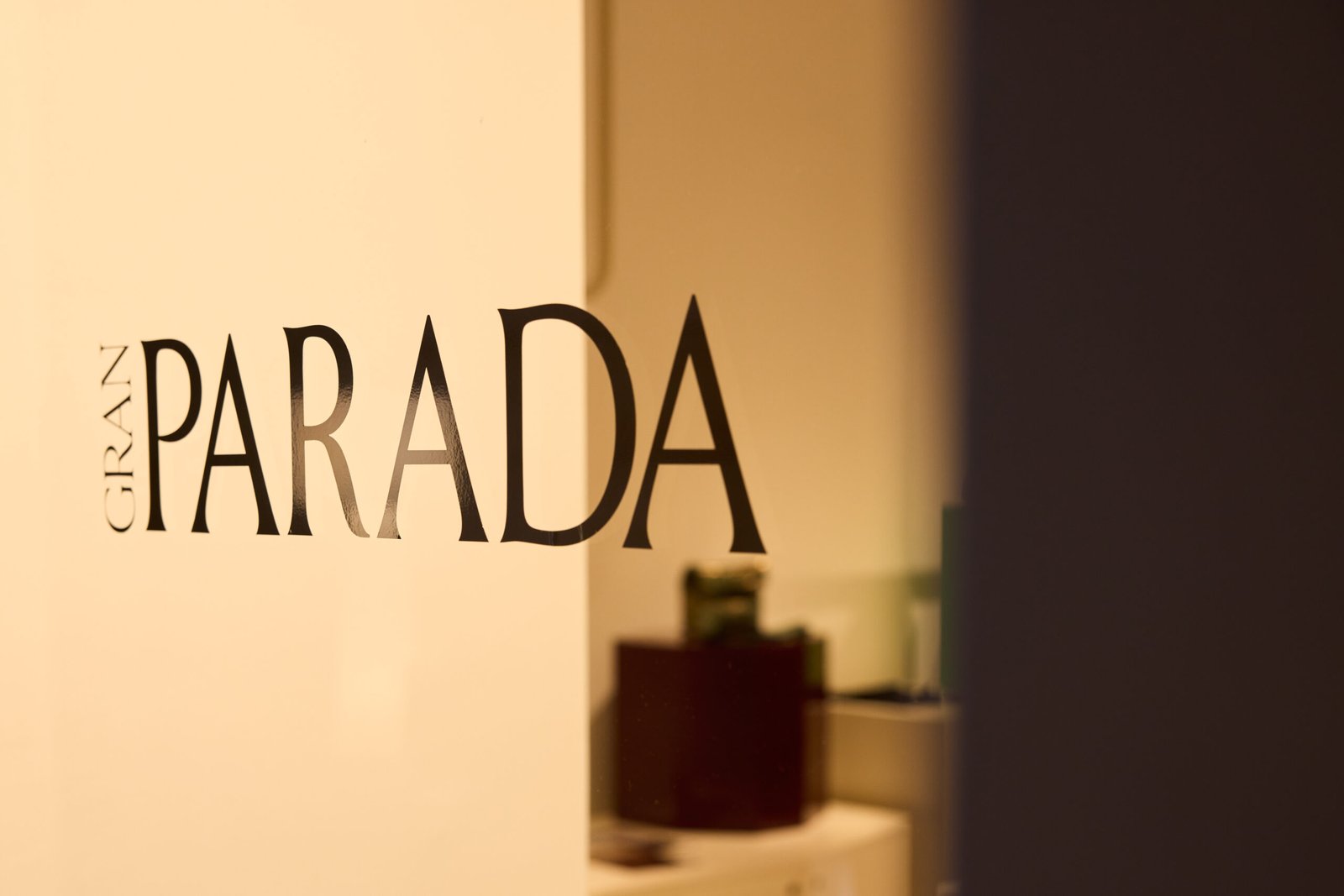 Logotipo de Gran Parada en color negro sobre fondo claro